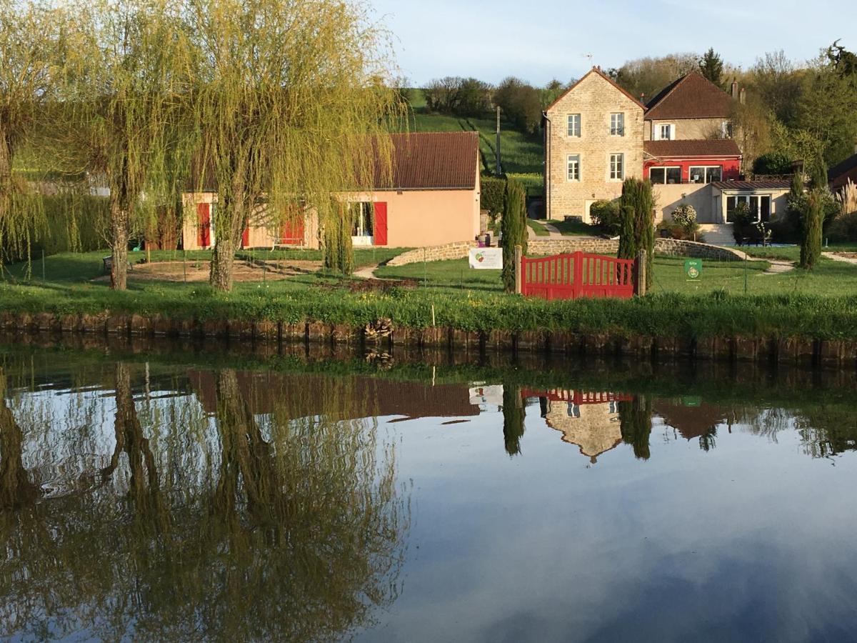 Calme Au Canal De Centre Dennevy 外观 照片