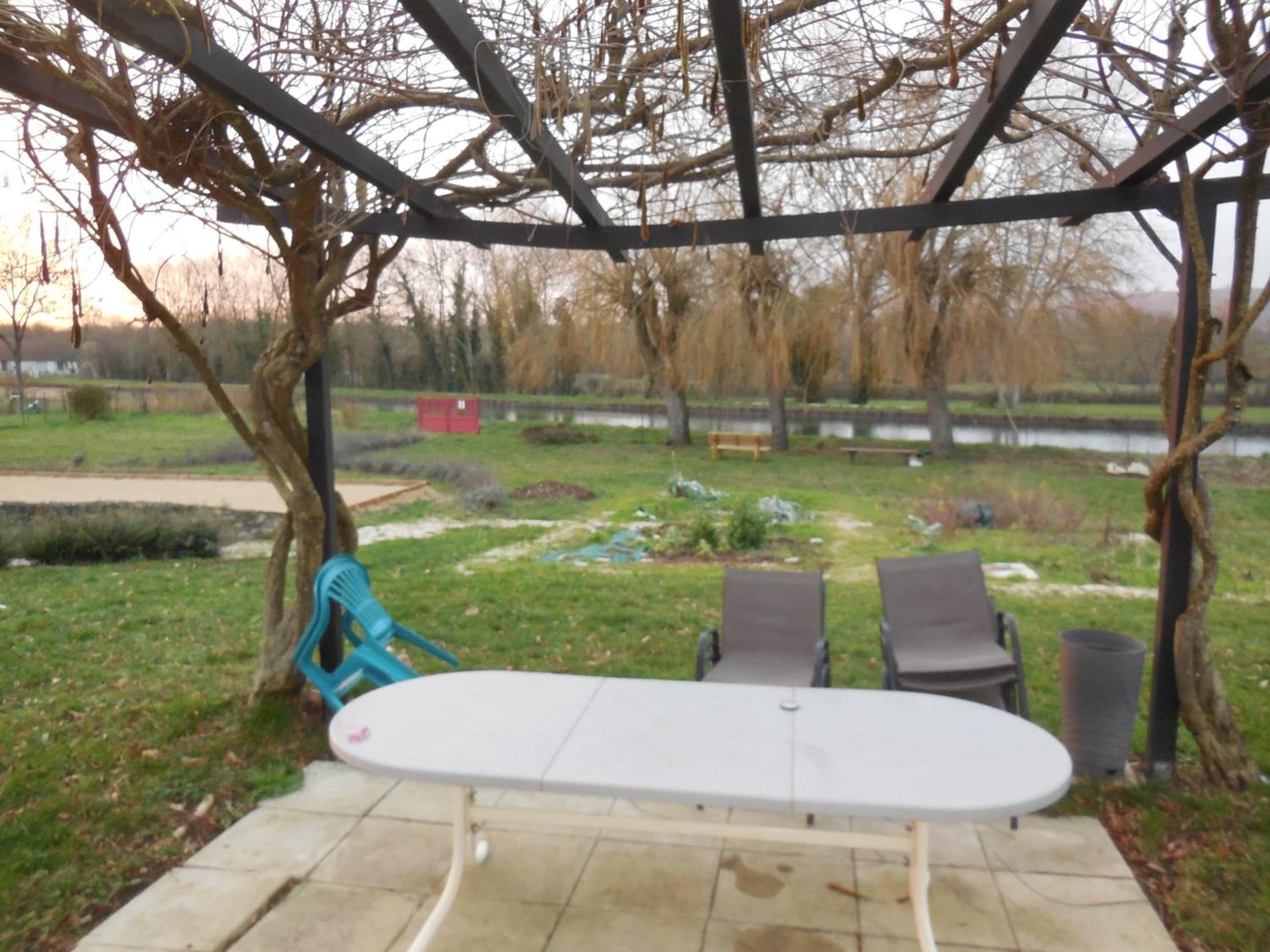 Calme Au Canal De Centre Dennevy 外观 照片