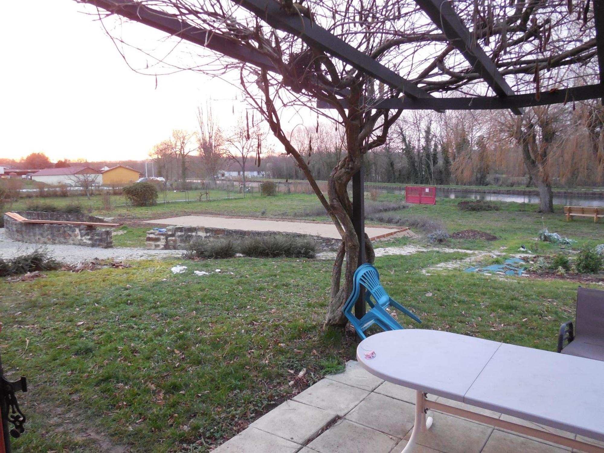 Calme Au Canal De Centre Dennevy 外观 照片